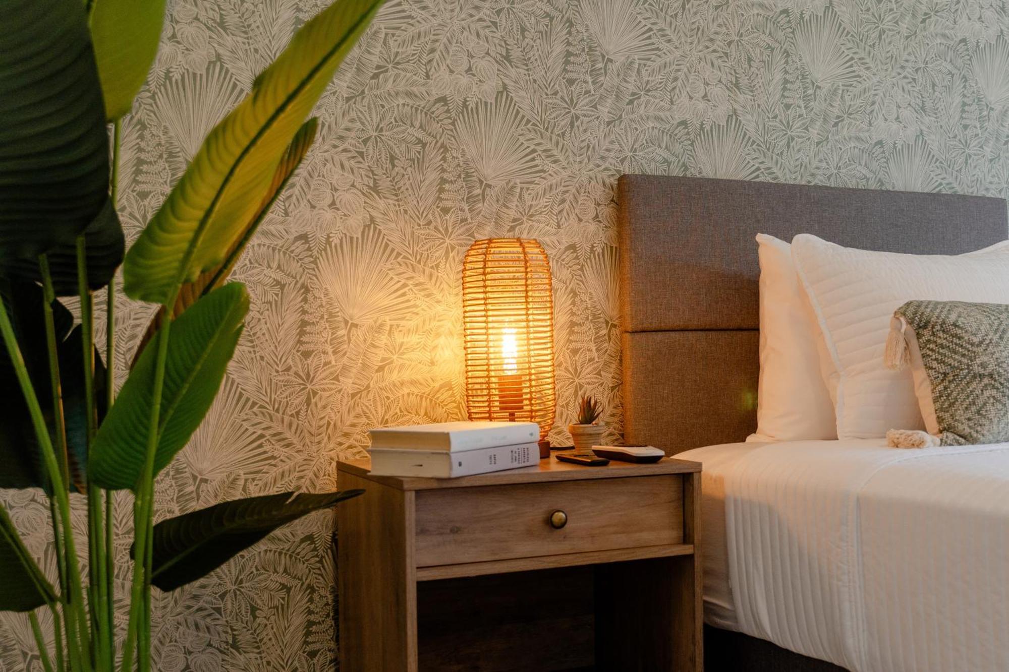 Cobalt Coast Resort West Bay Bagian luar foto