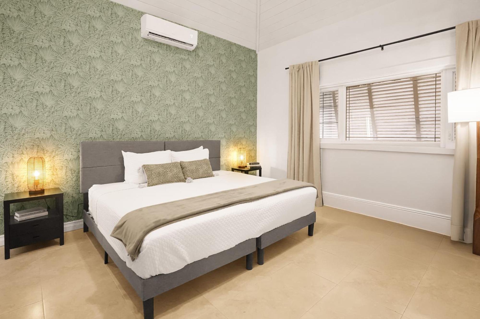 Cobalt Coast Resort West Bay Bagian luar foto