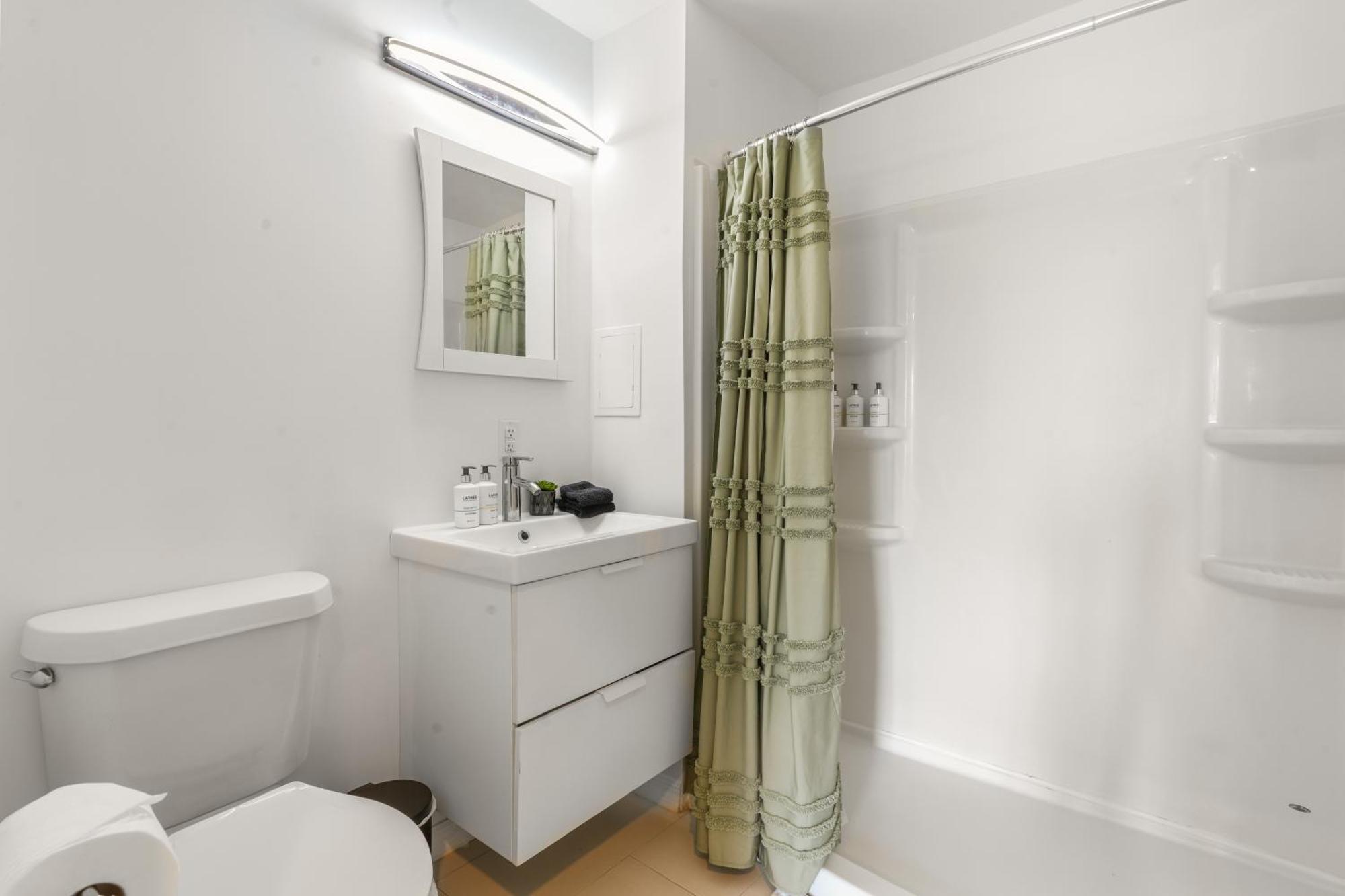Cobalt Coast Resort West Bay Bagian luar foto