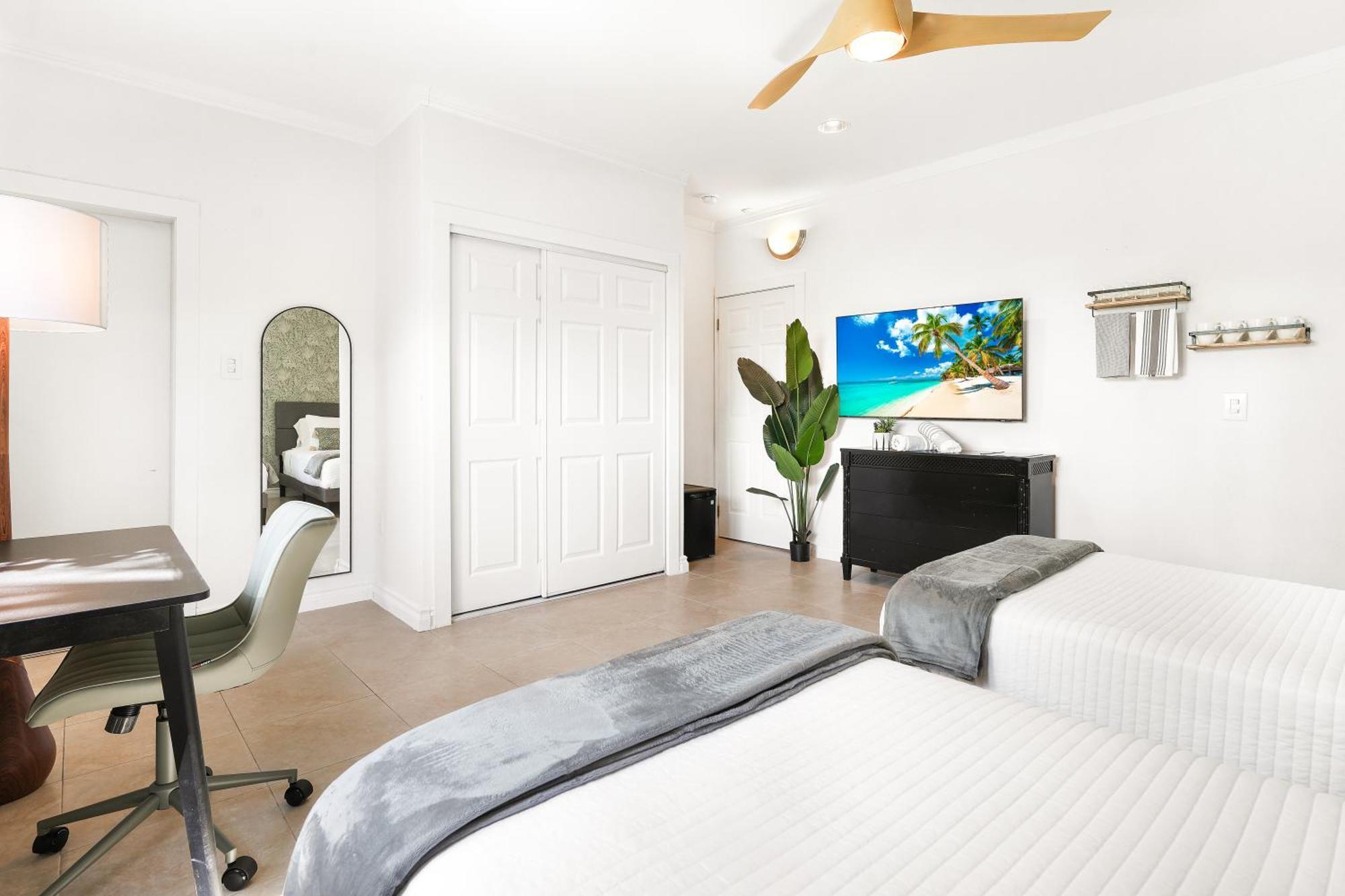 Cobalt Coast Resort West Bay Bagian luar foto