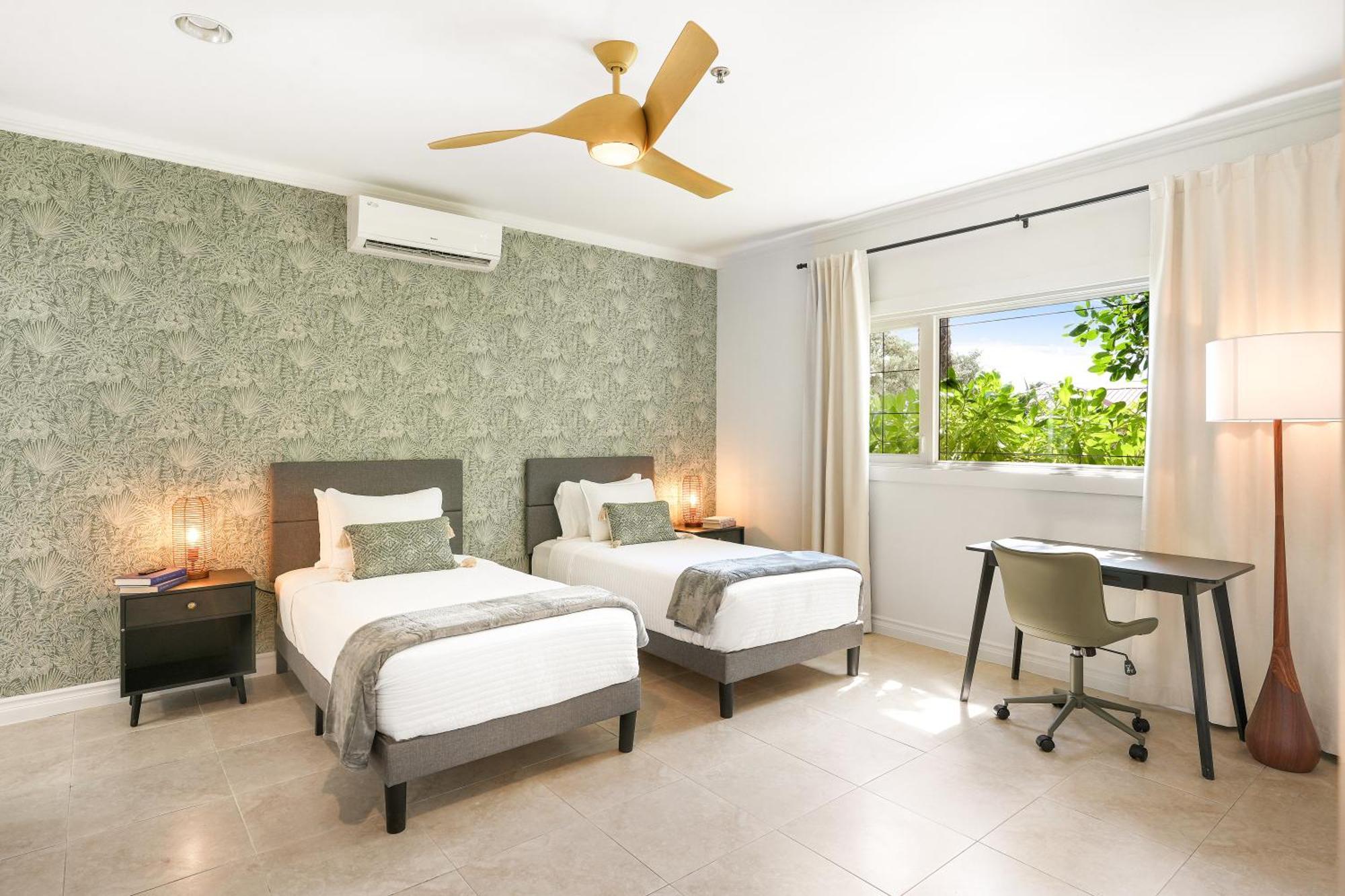 Cobalt Coast Resort West Bay Bagian luar foto