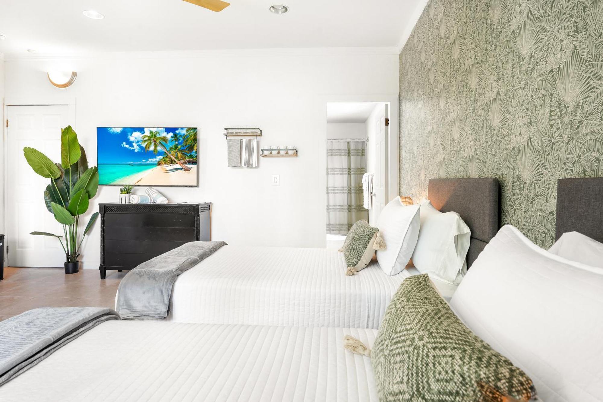 Cobalt Coast Resort West Bay Bagian luar foto