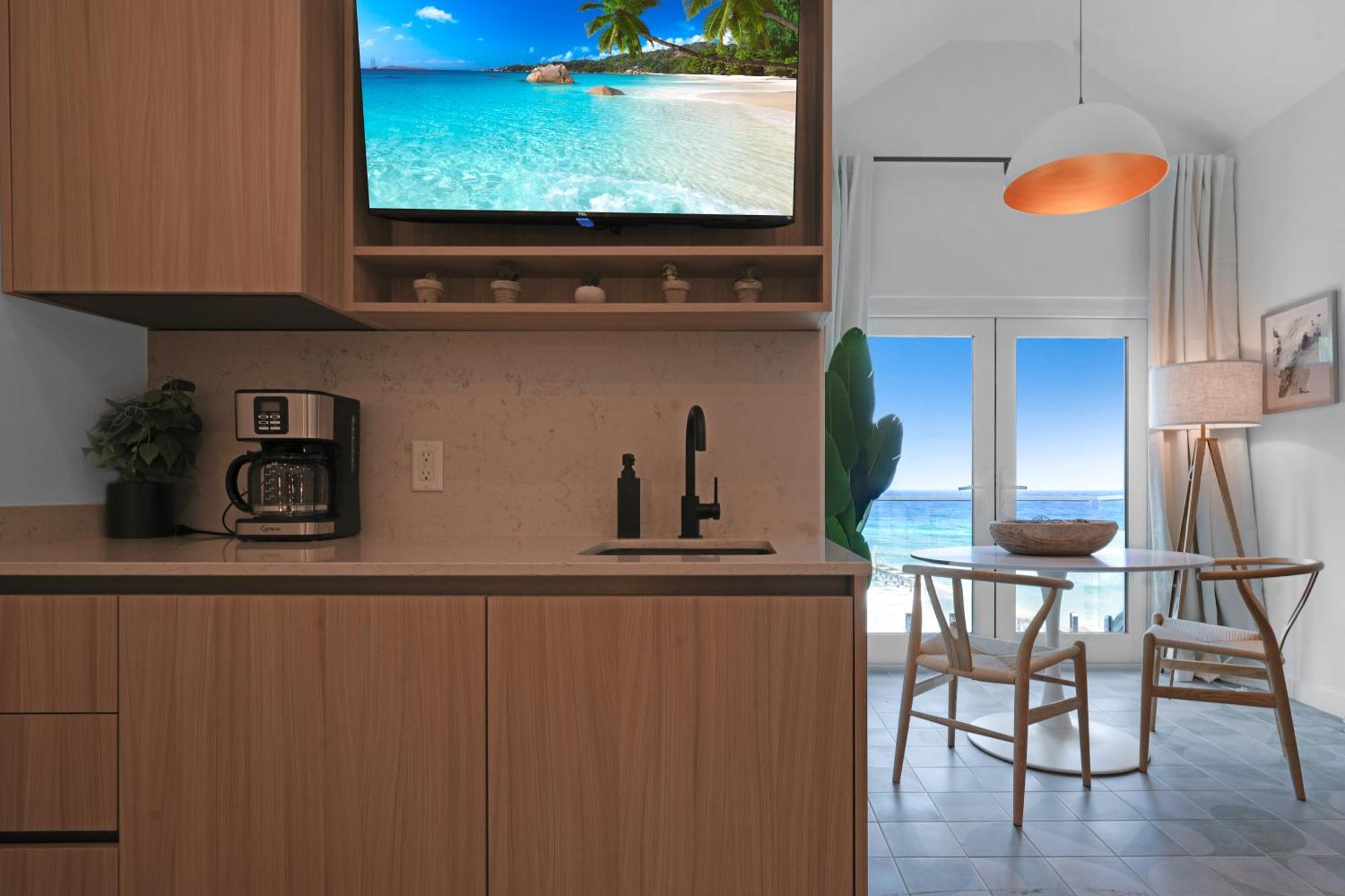 Cobalt Coast Resort West Bay Bagian luar foto