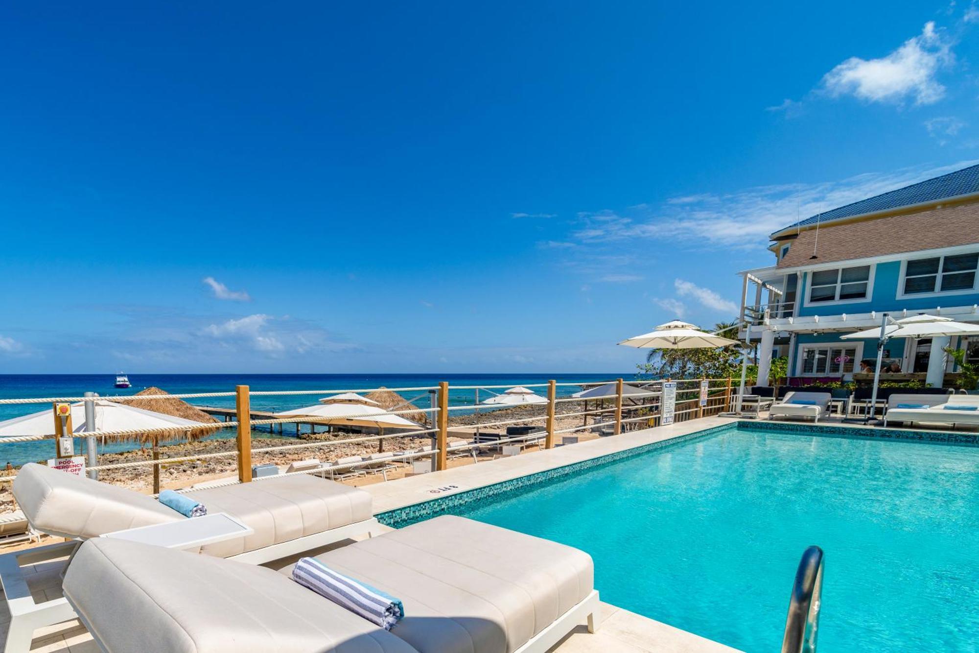 Cobalt Coast Resort West Bay Bagian luar foto