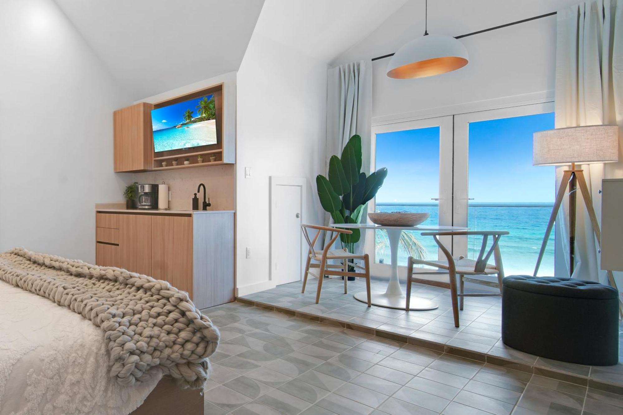 Cobalt Coast Resort West Bay Bagian luar foto