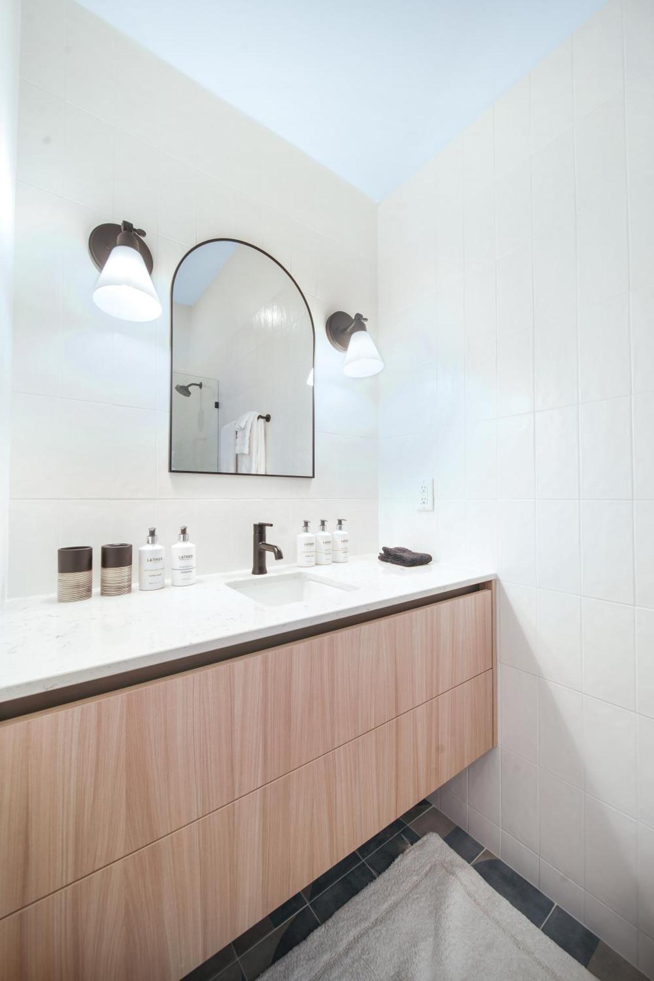 Cobalt Coast Resort West Bay Bagian luar foto