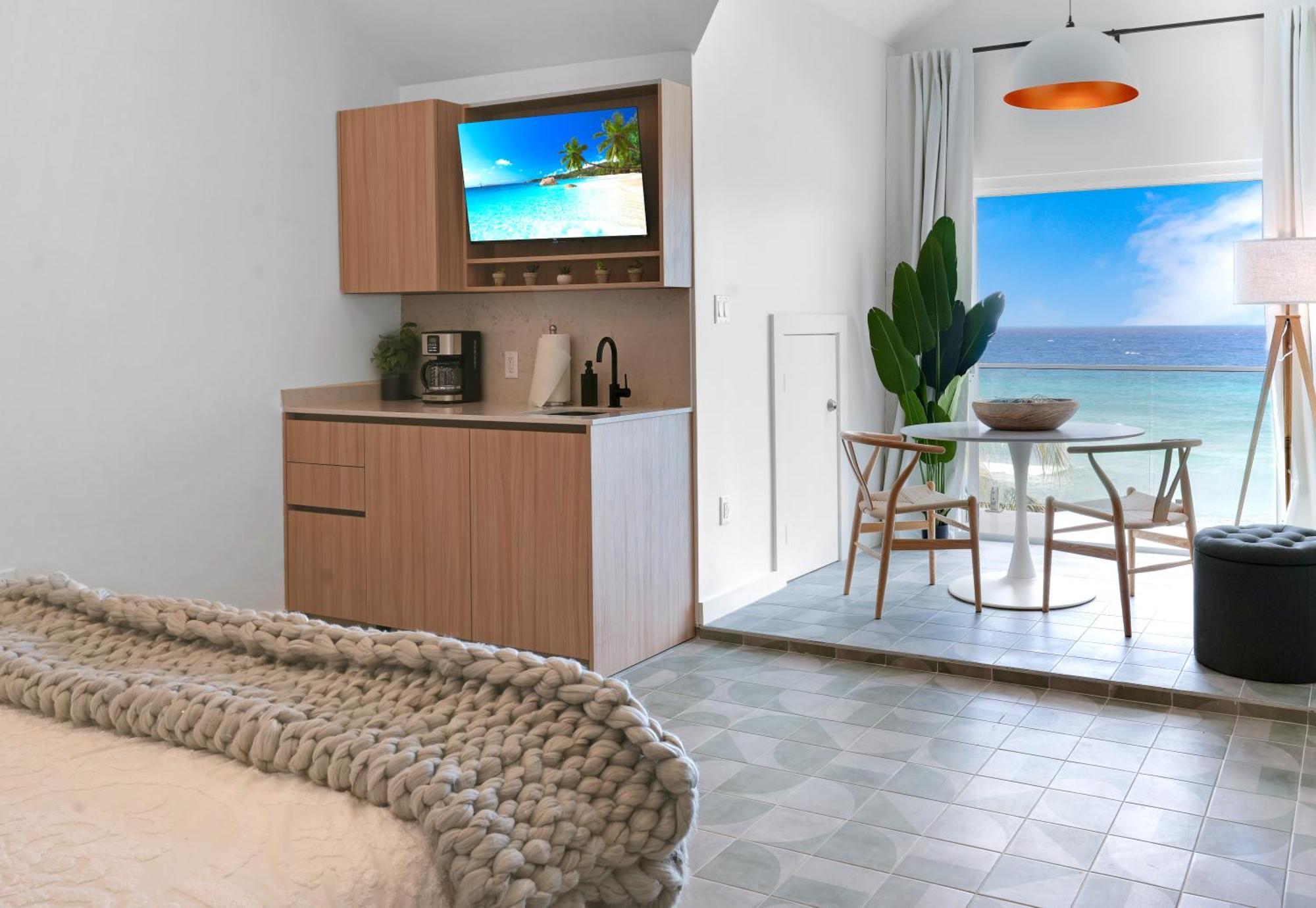 Cobalt Coast Resort West Bay Bagian luar foto
