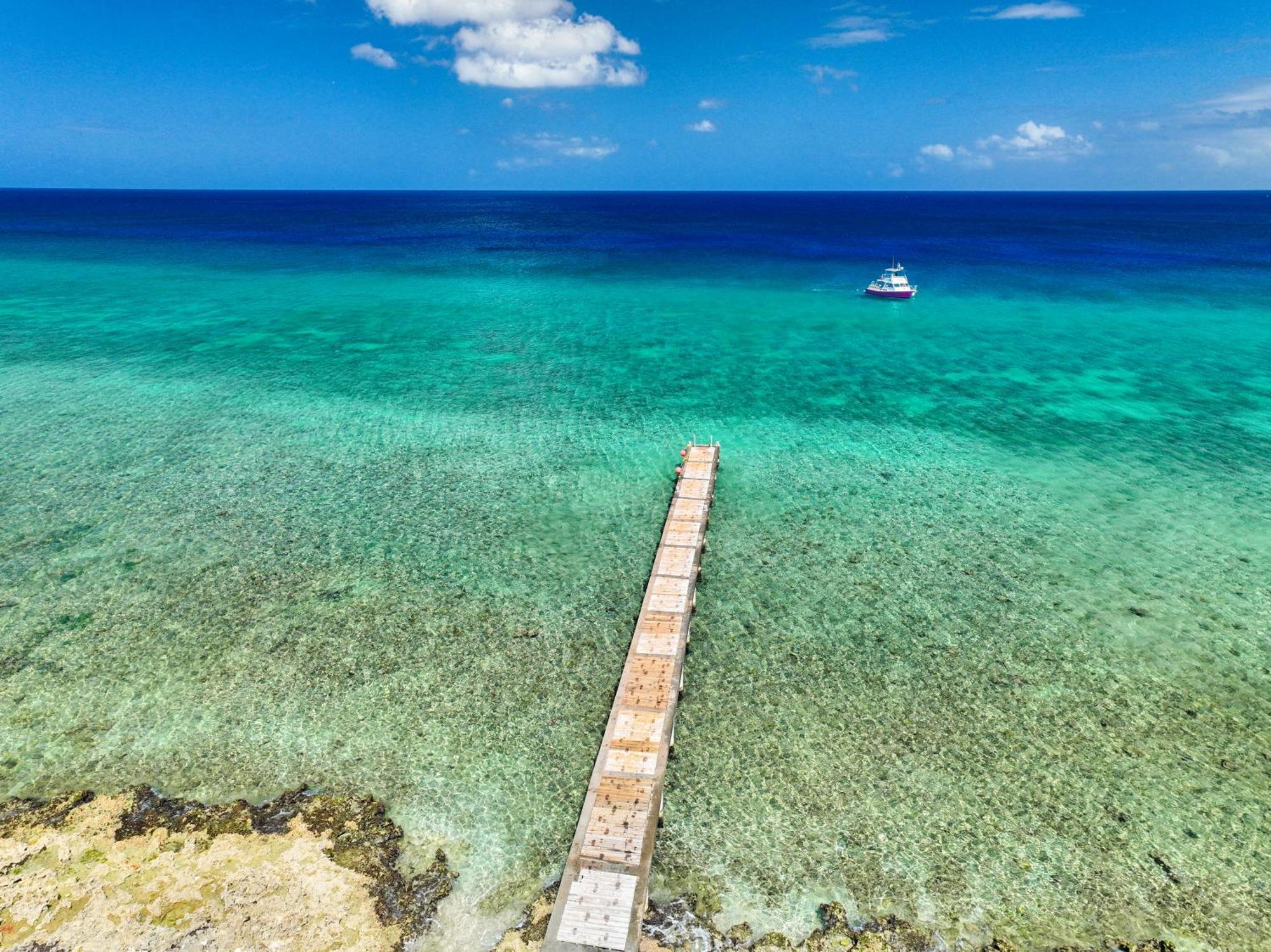 Cobalt Coast Resort West Bay Bagian luar foto