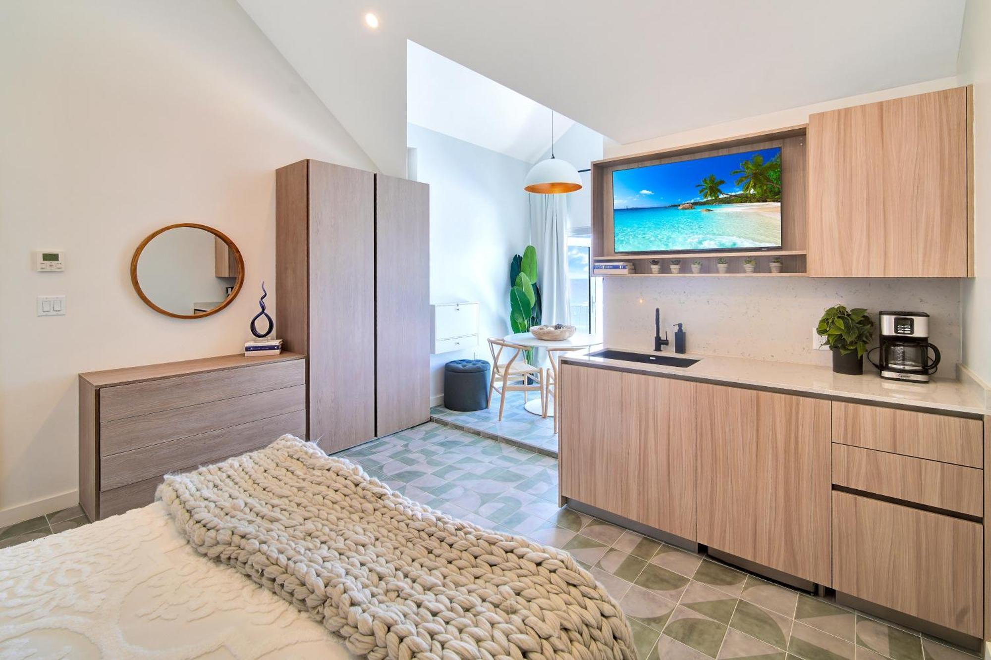 Cobalt Coast Resort West Bay Bagian luar foto