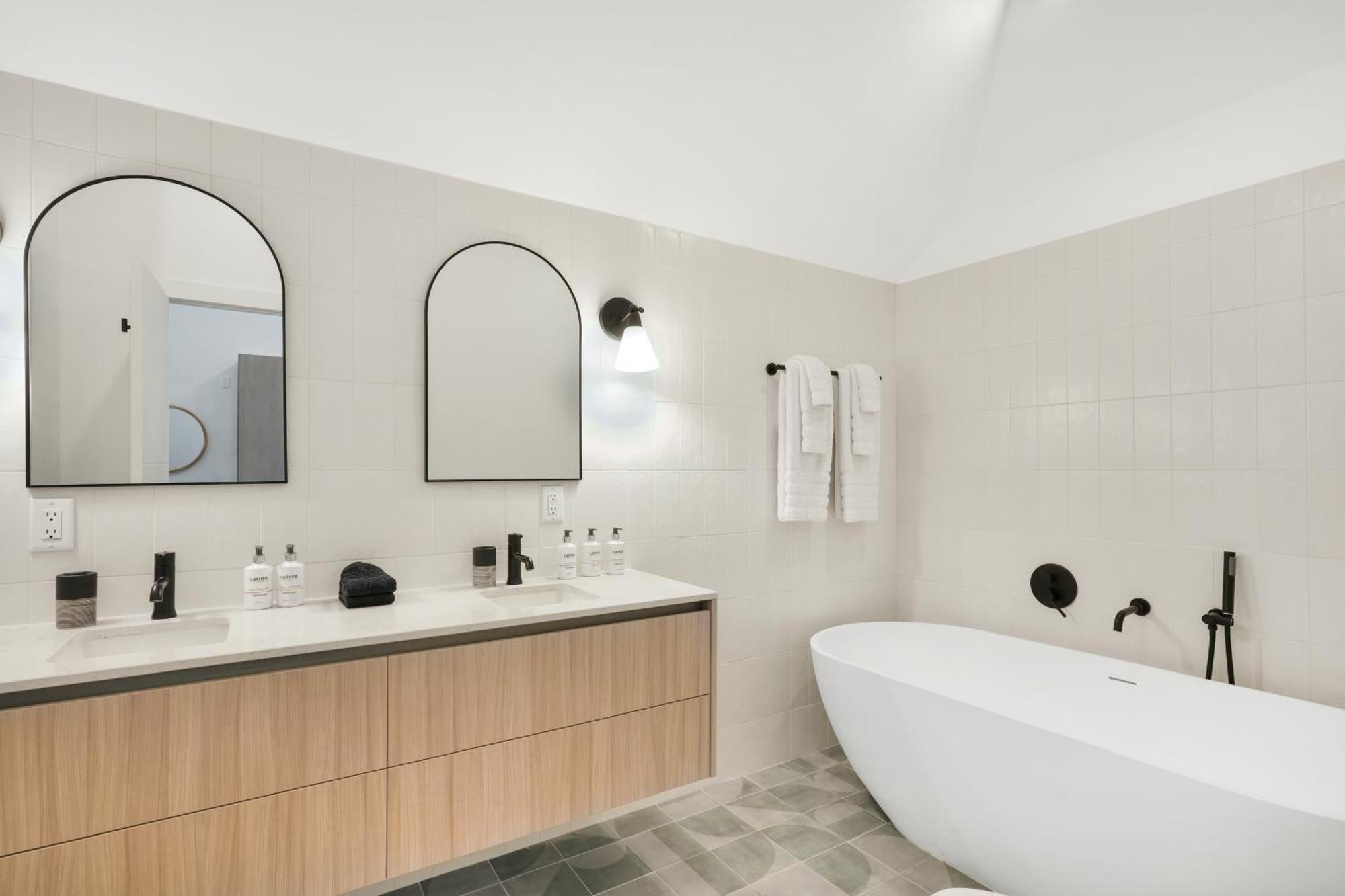 Cobalt Coast Resort West Bay Bagian luar foto