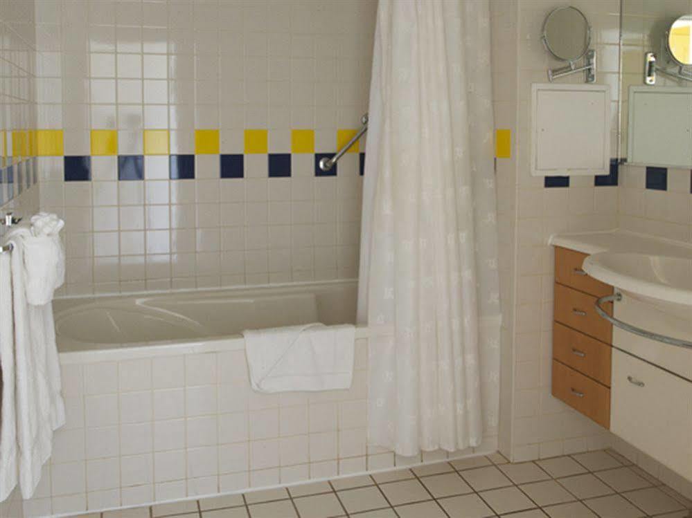 Cobalt Coast Resort West Bay Bagian luar foto